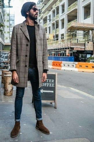 Comment porter des bottines chelsea en daim marron foncé