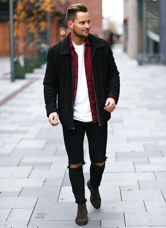 Comment porter des bottines chelsea en daim marron foncé