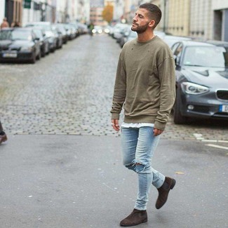 Comment porter des bottines chelsea en daim marron foncé