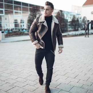 Comment porter des bottines chelsea en daim marron foncé