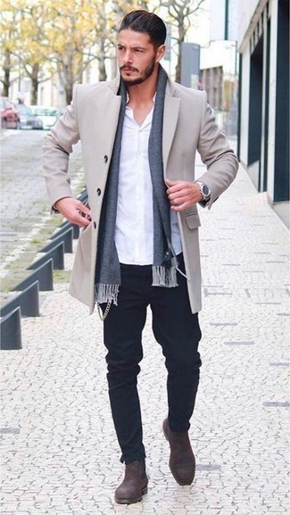 Comment porter des bottines chelsea en daim marron foncé