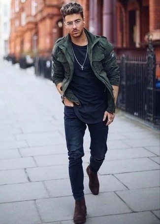 Comment porter des bottines chelsea en daim marron foncé