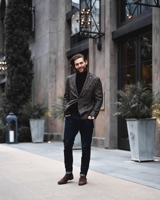 Comment porter des bottines chelsea en daim marron foncé