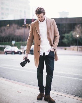 Comment porter des bottines chelsea en daim marron foncé