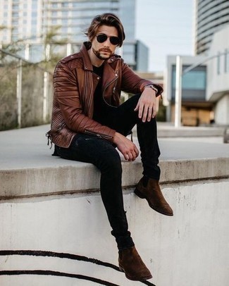 Comment porter des bottines chelsea en daim marron foncé quand il fait frais