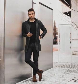 Comment porter des bottines chelsea en daim marron foncé