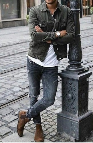 Comment porter des bottines chelsea en daim marron foncé