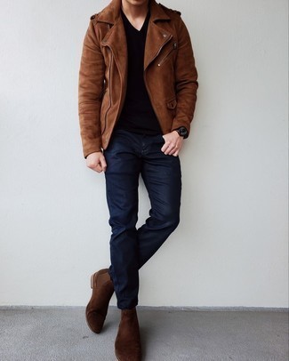 Comment porter des bottines chelsea en daim marron foncé