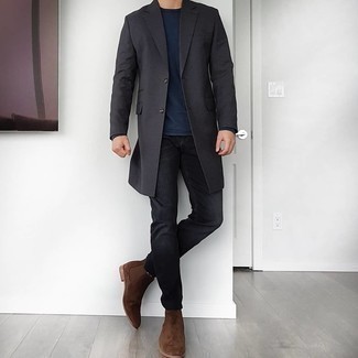 Comment porter des bottines chelsea en daim marron foncé