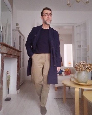 Comment porter des bottines chelsea en daim marron foncé