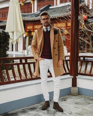 Comment porter des bottines chelsea en daim marron foncé