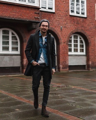 Comment porter des bottines chelsea en daim marron foncé