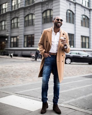 Comment porter des bottines chelsea en daim marron foncé