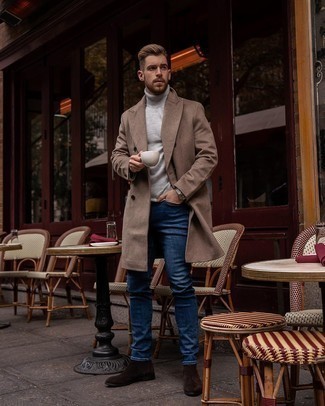 Comment porter des bottines chelsea en daim marron foncé