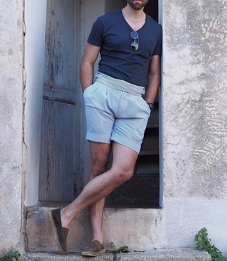 Comment porter des espadrilles en daim marron foncé