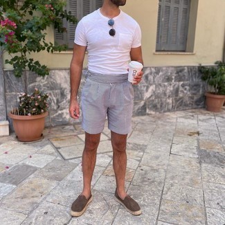 Comment porter des espadrilles en daim marron foncé