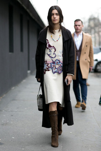 Comment porter des bottes hauteur genou en daim marron foncé