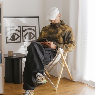 Comment porter un coupe-vent imprimé tie-dye marron foncé