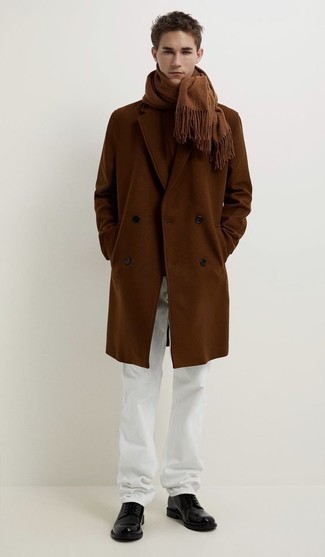 Comment porter un pull à col roulé marron foncé