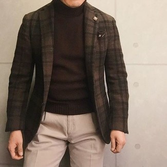 Comment porter un pull à col roulé marron foncé