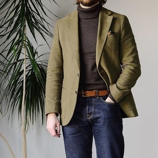 Comment porter un pull à col roulé marron foncé