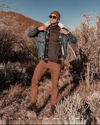 Comment porter un pull à col roulé marron foncé