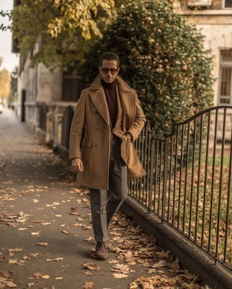 Comment porter un pull à col roulé marron foncé