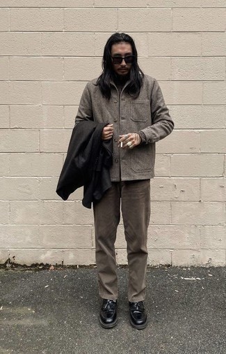 Comment porter un pull à col roulé en laine marron foncé
