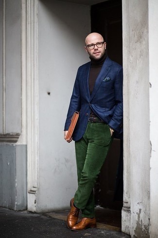 Comment porter un pull à col roulé en laine marron foncé