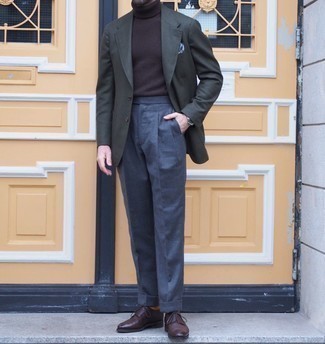 Comment porter un pull à col roulé en laine marron foncé