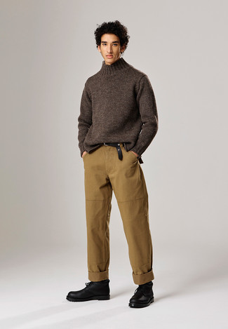 Comment porter un pull à col roulé en laine marron foncé