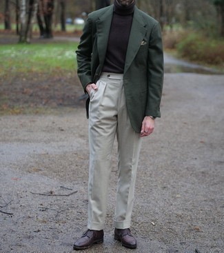 Comment porter un pull à col roulé en laine marron foncé