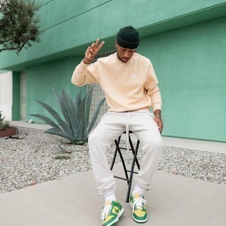 Comment porter un bonnet vert foncé quand il fait chaud