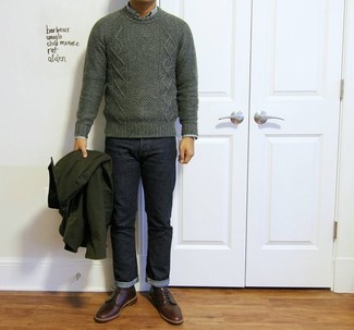 Comment porter un pull torsadé vert foncé