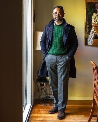 Comment porter un pull torsadé vert foncé