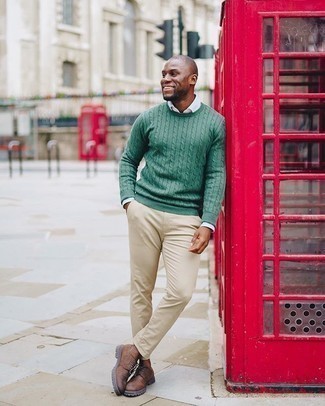 Comment porter un pull torsadé vert foncé