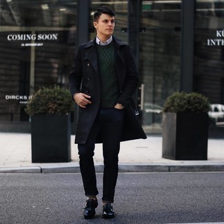 Comment porter un pull torsadé vert foncé