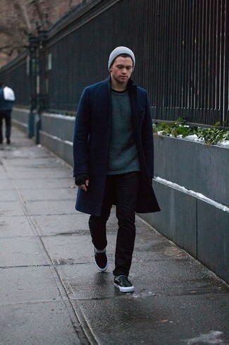 Un jean à porter avec un pull à col rond vert foncé