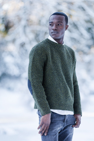 Un jean à porter avec un pull à col rond vert foncé