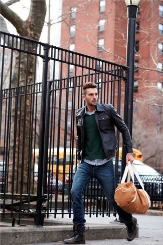 Un jean à porter avec un pull à col rond vert foncé