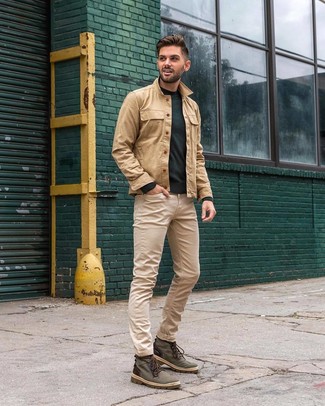 Un jean à porter avec un pull à col rond vert foncé