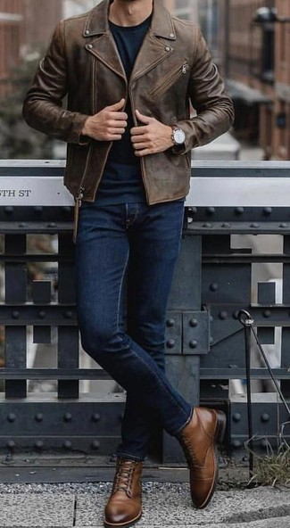 Un jean à porter avec un pull à col rond vert foncé