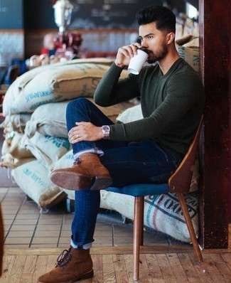 Un jean à porter avec un pull à col rond vert foncé
