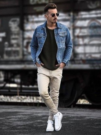Un jean à porter avec un pull à col rond vert foncé