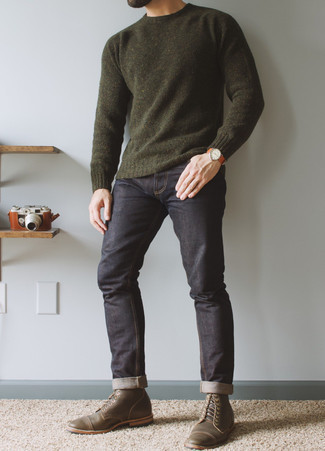 Un jean à porter avec un pull à col rond vert foncé