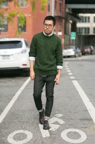 Un jean à porter avec un pull à col rond vert foncé