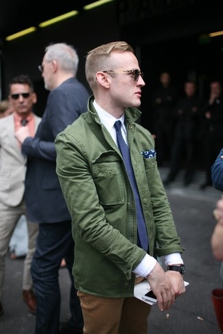 Comment porter une veste vert foncé pour un style chic decontractés