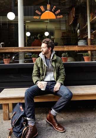 Comment porter une veste vert foncé quand il fait chaud