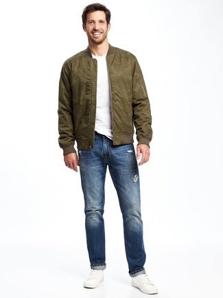 Comment porter une veste vert foncé quand il fait chaud