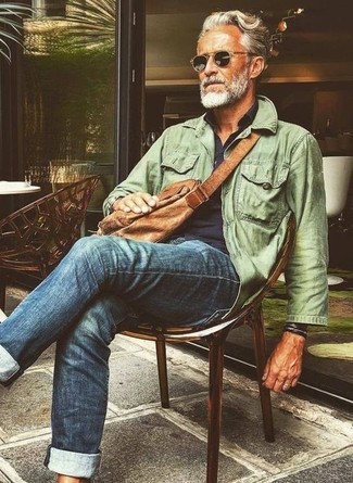 Comment porter une veste vert foncé quand il fait chaud
